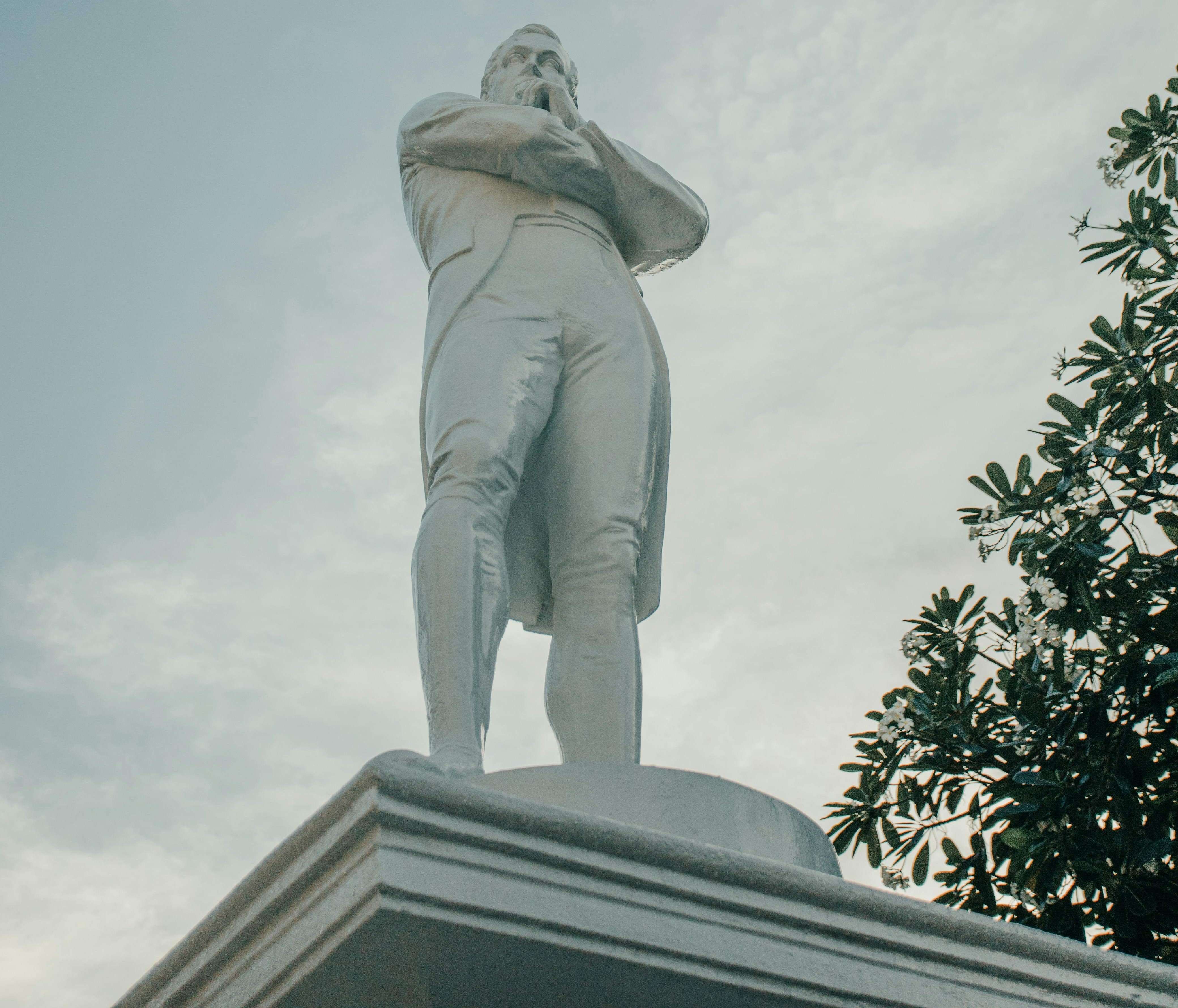 Sir Stamford Raffles statue in Singapore